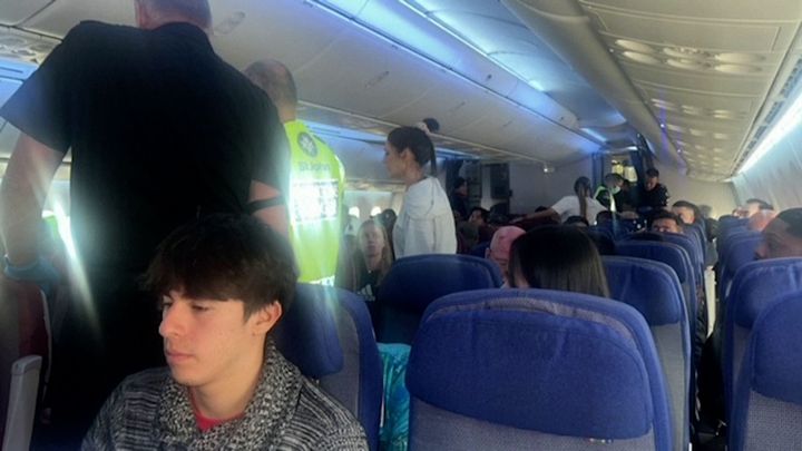 "Soused na mě náhle zíral od stropu." Lidé se v dalším boeingu třásli o život