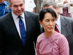 Aung Schan Su Ťij s Kurtem Campbellem