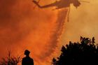 Kalifornie v plamenech, o život přišli dva hasiči