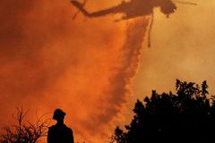 Kalifornie v plamenech, o život přišli dva hasiči