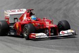 Nejlepšího letošního kvalifikačního výsledku dosáhlo Ferrari Fernanda Alonsa, terý se postaví do druhé řady.