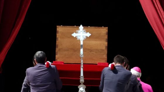 Obrazem: Děkujeme, Františku! S papežem se v Římě rozloučilo čtvrt milionu lidí