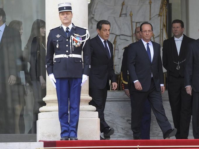 Francois Hollande se chystá rozloučit s bývalým prezidentem Sarkozym a jeho ženou.