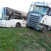 Srážka kamionu s autobusem na Znojemsku