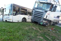Na Znojemsku se srazil autobus s kamionem, 7 zraněných