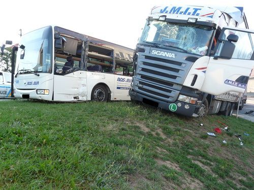 Srážka kamionu s autobusem na Znojemsku