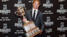 Hokejový obránce  Floridy Panthers Brian Campbell pózuje s Lady Byng Trophy během předávání trofejí NHL v Las Vegas za sezónu 2011/12.