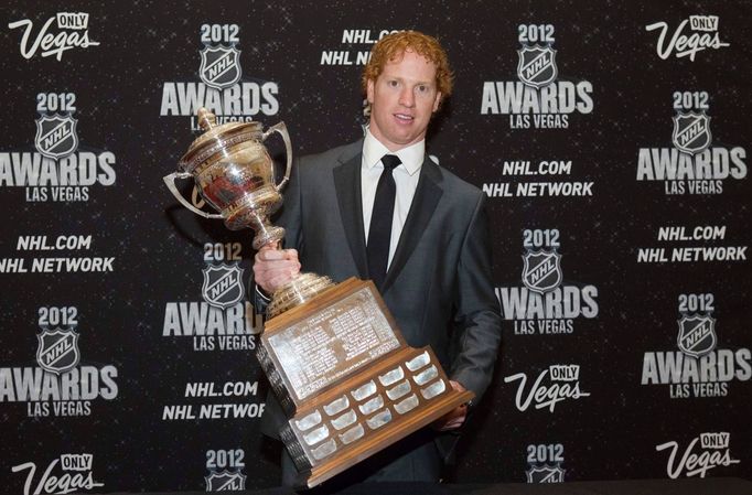 Hokejový obránce  Floridy Panthers Brian Campbell pózuje s Lady Byng Trophy během předávání trofejí NHL v Las Vegas za sezónu 2011/12.