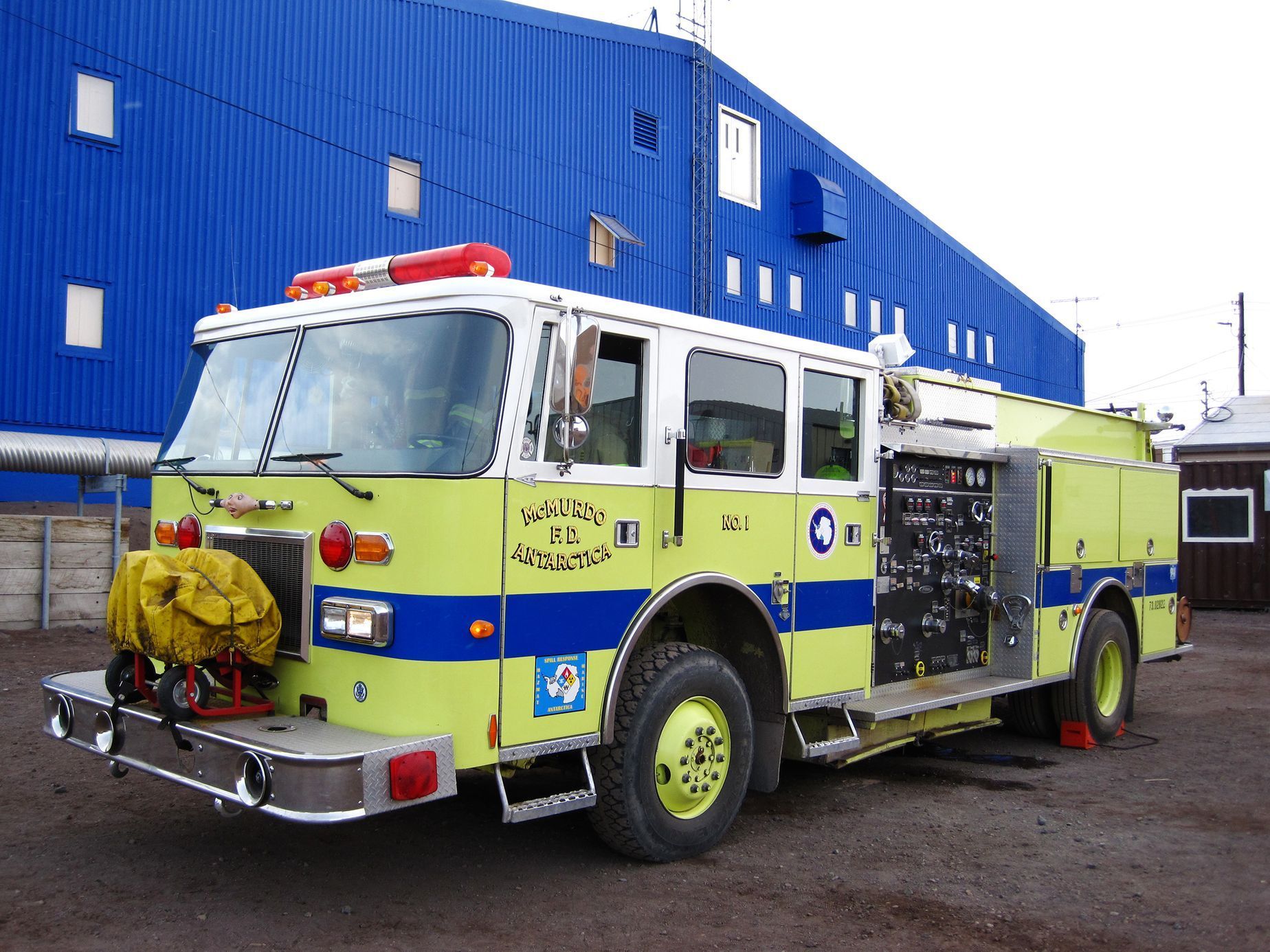 Foto / Antarktida / McMurdo / Hasiči /  Research Station's firetruck / Wikipedia / 1