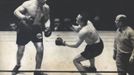 Primo Carnera (vlevo) vs. Ernie Schaaf