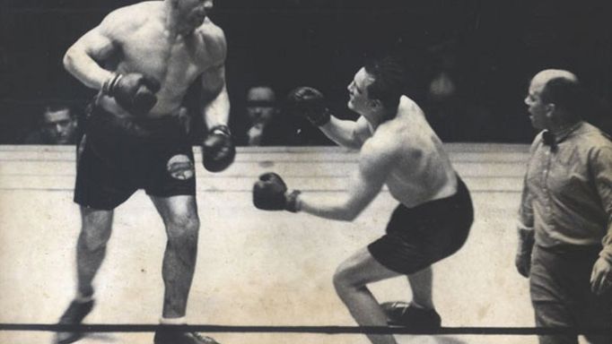 Primo Carnera (vlevo) vs. Ernie Schaaf