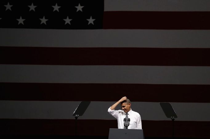 U.S. President Barack Obama gestures while speaking at an Obama Victory Fund concert while at the Bill Graham Civic Auditorium in San Francisco October 8, 2012. Obama is in San Francisco during his three day campaign swing in California and Ohio. REUTERS/Larry Downing (UNITED STATES - Tags: - Tags: POLITICS ELECTIONS TPX IMAGES OF THE DAY) Published: Říj. 9, 2012, 5:10 dop.