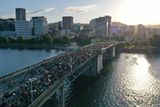 Protestující na mostě v Portlandu.
