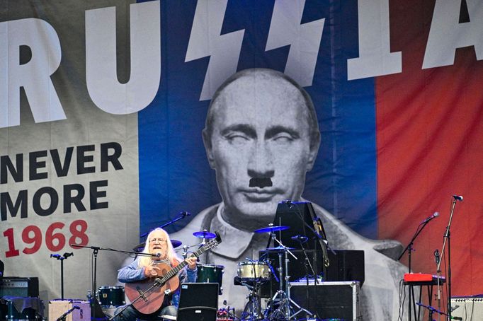 Na snímku z koncertu NeverMore 68 je písničkář Jaroslav Hutka.