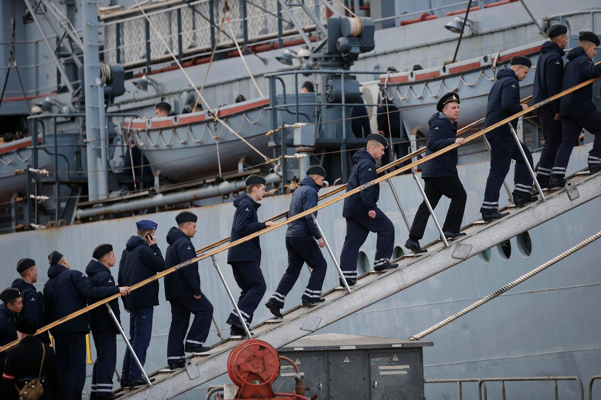 Ruští námořníci opustili Francii, kde se učili s lodí třídy mistral
