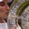 Markéta Vondroušová s trofejí pro vítězku Wimbledonu 2023