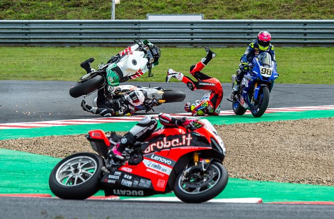 Alessandro Delbianco, Axel Bassani a Karel Hanika (98) v závodě MS superbiků v Mostě