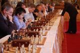 Kasparov přijel do Hluboké ve velké formě. V sobotu v Rakousku najednou vyřídil 32 soupeřů. "Takový výsledek máme pořád," dodává velmistrův manažer
