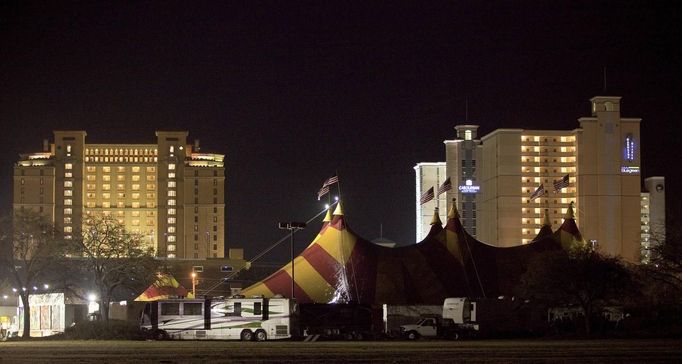 Cole Brothers Circus of the Stars tent city is staged with a backdrop of ocean resorts in Myrtle Beach, South Carolina, March 31, 2013. Traveling circuses such as the Cole Brothers Circus of the Stars, complete with its big top tent, set up their tent city in smaller markets all along the East Coast of the United States. Their goal is to bring the circus to rural areas and away from the big cities where larger circuses stage shows in arenas. In its 129the edition, performers with Cole Brothers travel to 100 cities in 20-25 states and stage 250 shows a year. Their claim is that they are the oldest big top circus in the United States. Picture taken March 31, 2013. REUTERS/Randall Hill (UNITED STATES - Tags: SOCIETY ENTERTAINMENT CITYSCAPE) Published: Dub. 1, 2013, 7 odp.