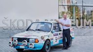 Když 130 RS vypršela homologace, začala automobilka pracovat na soutěžním nástupci. Tím se stala v roce 1985 Škoda 130 LR, která byla vyvíjena podle pravidel skupiny B (vzniklo i 200 homologačních silničních speciálů). Po sérii tragických událostí ale FIA kategorii zrušila. Z technických parametrů zmiňme především zážehovou třináctistovku o výkonu 96 kW, odlehčenou karosérii a pohon zadních kol. Na snímku je vedle vozu také norský pilot John Haugland, který byl továrním jezdcem mladoboleslavské automobilky.