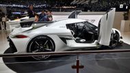 Koenigsegg v Ženevě tradičně ukazuje novinky, jejichž parametry dokáže vyrazit dech. Jinak tomu není ani u modelu Jesko, jenž nese jméno po otci zakladatele značky. Pod kapotou má dvakrát přeplňovaný osmiválec s nejlehčí klikovou hřídelí v osmiválci na světě, která umožňuje vytočit jednotku až k 8500 otáčkám. Výkon 941 kW je použitím paliva E85 možné dostat až na 1177 kW, maximum točivého momentu je 1500 Nm. Na kola přenáší sílu devítistupňová vícespojková převodovka.