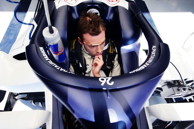 Daniil Kvjat v kokpitu monopostu AlphaTauri při Velké ceně Turecka F1 2020