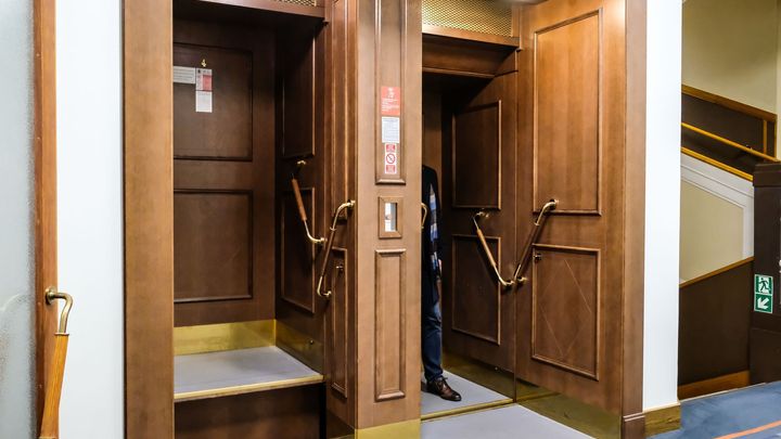 Turisté se na pražském magistrátu znovu svezou páternosterem, za 250 korun; Zdroj foto: Shutterstock