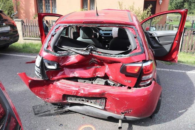 Spolujezdkyně v citroenu se připoutala v autě až po zaplacení pokuty, o hodinu později jí bezpečnostní pás zachránil život