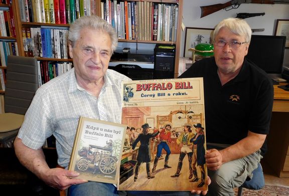 Miroslav a Jaroslav Čvančarovi se svou novou knihou o Buffalo Billovi a obrazem Černého Billa s rakví.