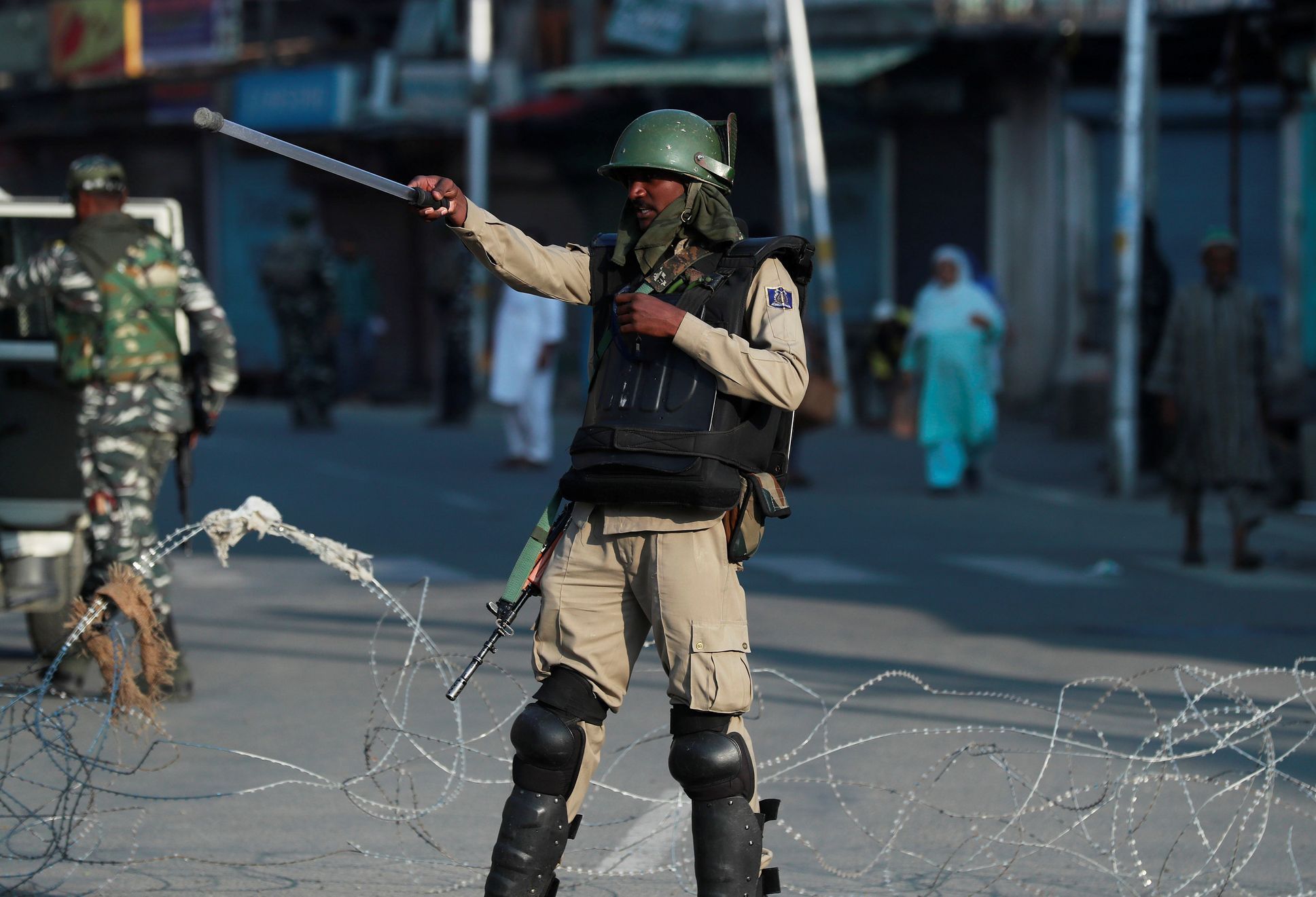 Ulice Kašmíru střeží indičtí vojáci.
