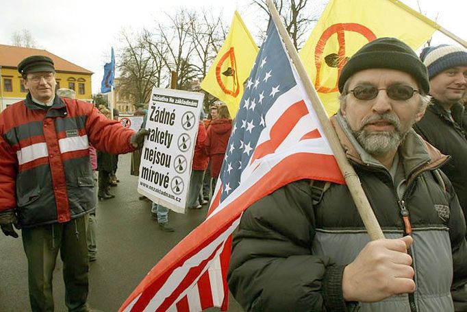 Na demonstraci v Jincích proti americkému protiraketovému radaru se objevil i místní obyvatel Aleš Novák s americkou vlajkou přes rameno. Nechtěl podle svých slov vyjádřit podporu projektu, ale upozornit na malou informovanost.