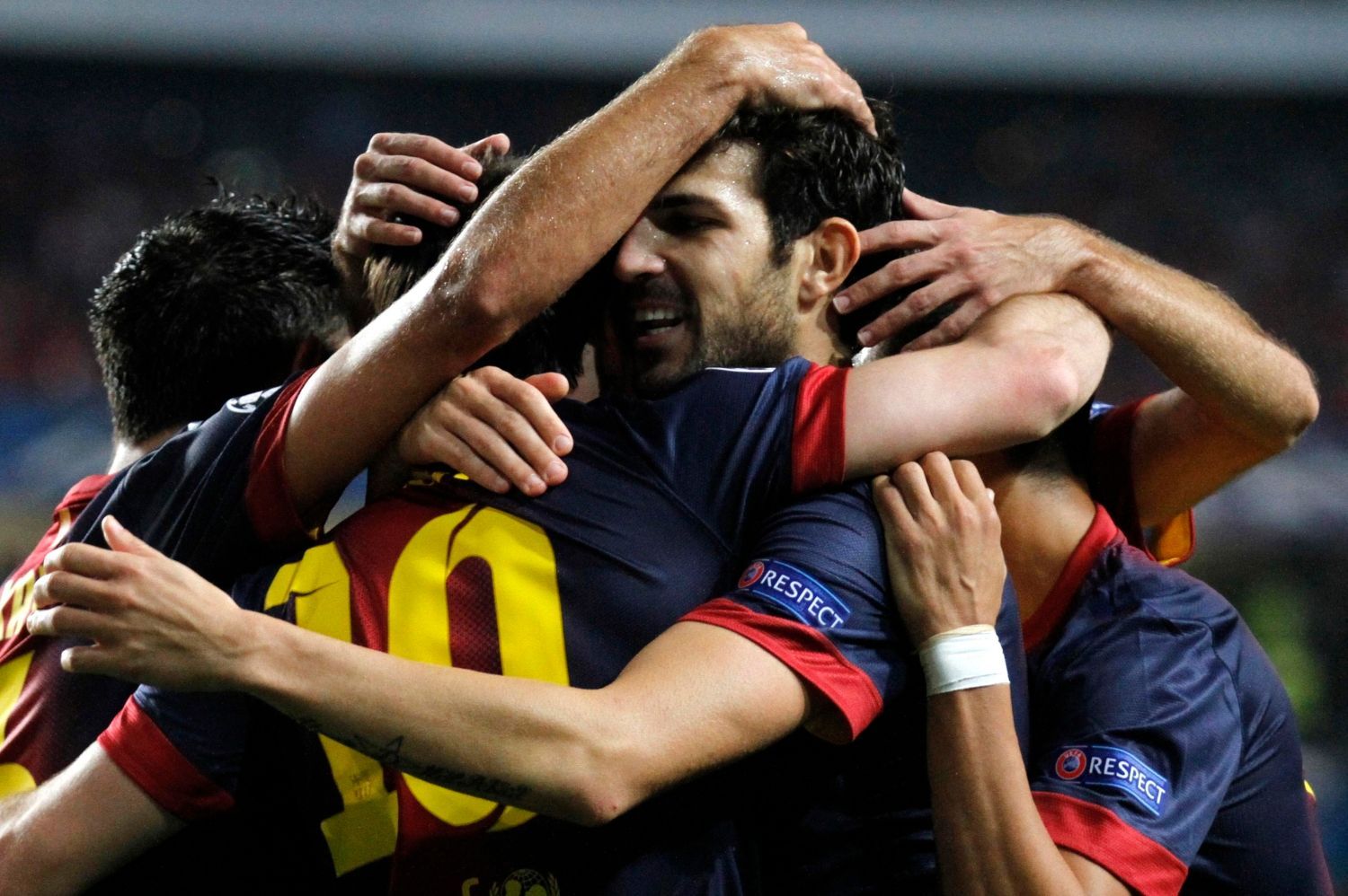 Fotbalisté Barcelony slaví gól Cesca Fábregase v utkání Ligy mistrů 2012/13 proti Benfice Lisabon.