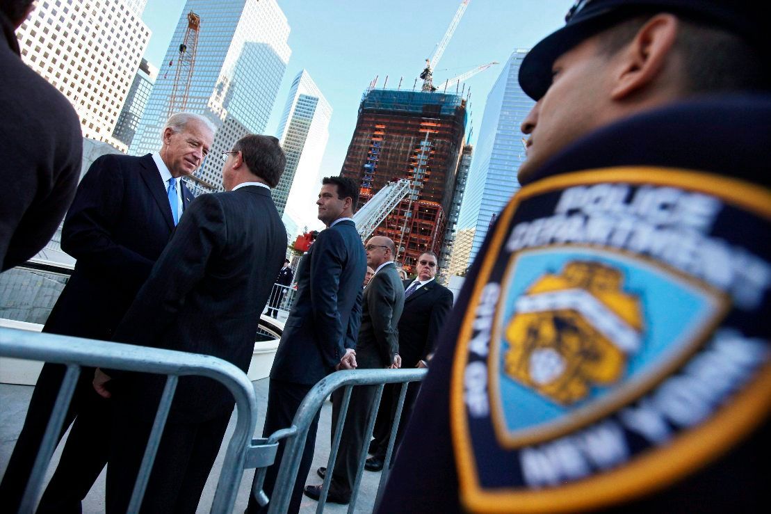 Viceprezident Joe Biden se zdraví s příbuznými obětí teroristických útoků.