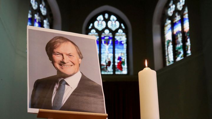 Britský soud uznal vinným muže z vraždy poslance Amesse, chystal i další útoky; Zdroj foto: Reuters