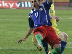 Ázerbájdžánský Vugar Nadyrov (vlevo) v souboji s Kazachem Andrejem Karpovičem v kvalifikačním zápase o postup na EURO 2008.