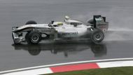 To jeho týmový kolega Nico Rosberg využil zaváhání soupeřů lépe, do zítřejšího závodu odstartuje z druhého místa.