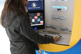 Není tak fotogenický jako robot, ale zase toho multifunkční bankomat španělské banky La Caixa hodně umí. Vyberete z něj třeba peníze mobilem, když tedy máte speciální aplikaci, kromě toho ale myslí i na handicapované. Těm jsou k dispozici videa pro sluchově postižené a speciální klávesnice pro zrakově postižené.