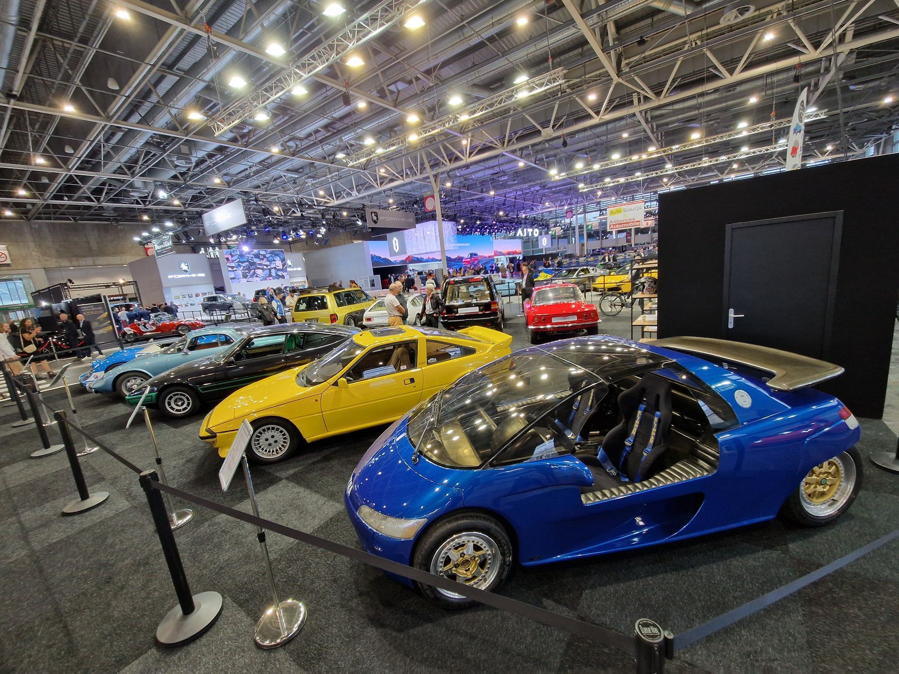 historická a filmová auta autosalon Paříž