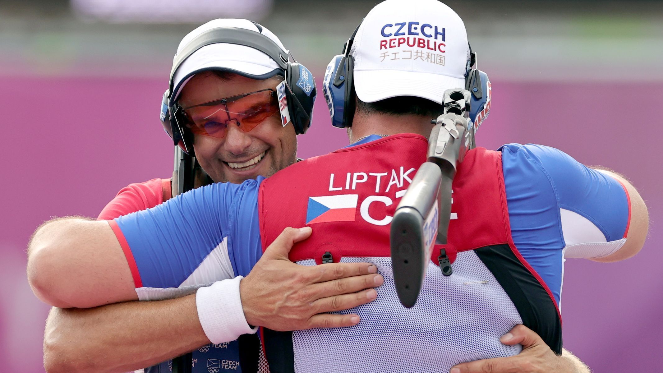Stříbrný David Kostelecký a zlatý Jiří Lipták po finále trapu na OH 2021