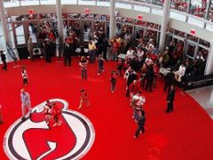 První fanoušci New Jersey Devils vcházejí do nové arény Prudential Center.