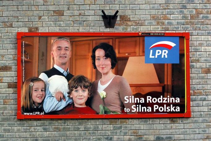 Bilboard Ligy polských rodin to říká jasně. Silná rodina - silné Polsko. A také silný národ?