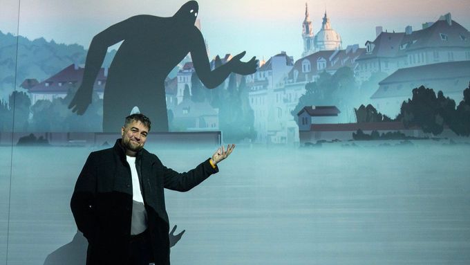 Ředitel muzea Ivo Macek představuje novou interaktivní expozici v opravené hlavní budově Muzea Prahy na Florenci.