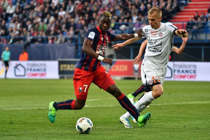 Yann Karamoh zápasí o míč s českým obráncem Montpellieru Lukášem Pokorným.