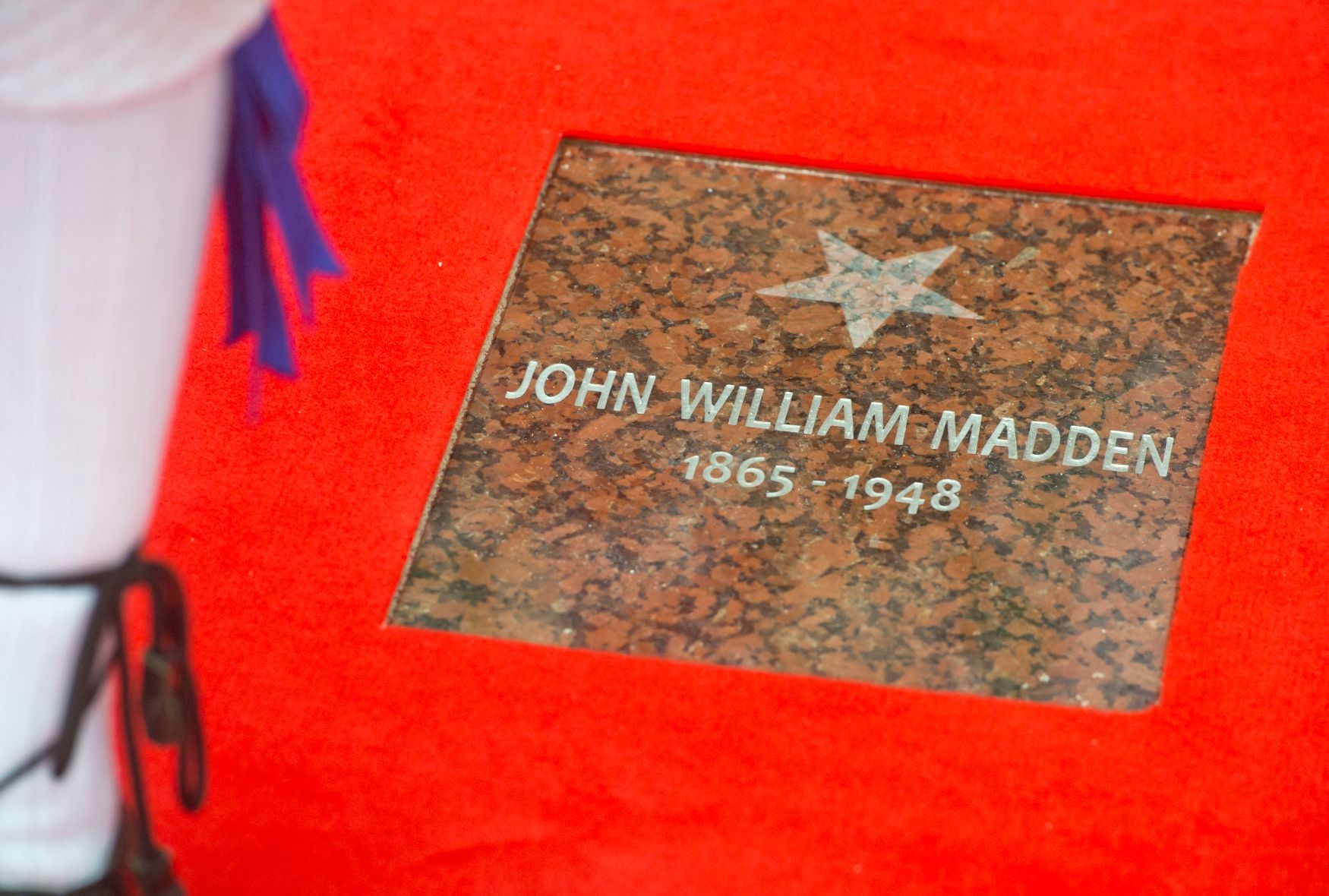 Slavia-Celtic Glasgow: čestná plaketa Johna Williama Maddena