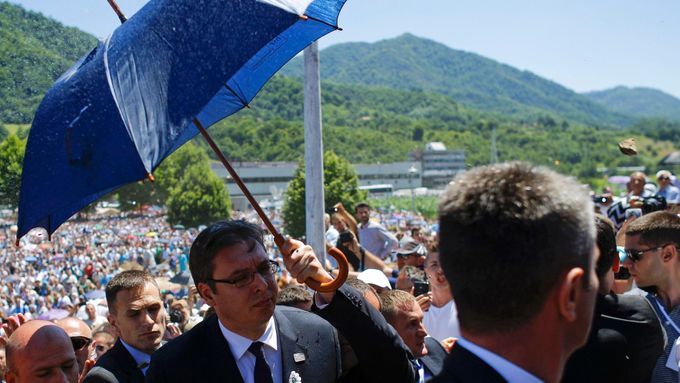 Ochranka brání srbského premiéra před sprškou kamenů ve Srebrenici.