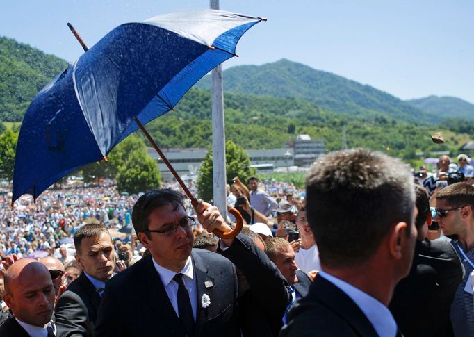 Ochranka brání srbského premiéra před sprškou kamenů ve Srebrenici.