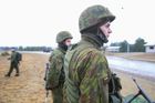 Cvičí spolu s litevskými vojáky, což jsou často branci. Litva totiž nedávno znovu zavedla devítiměsíční základní vojenskou službu.