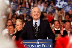 Bojovník za svobodu a muž pevných zásad, vzpomínají čeští politici na McCaina