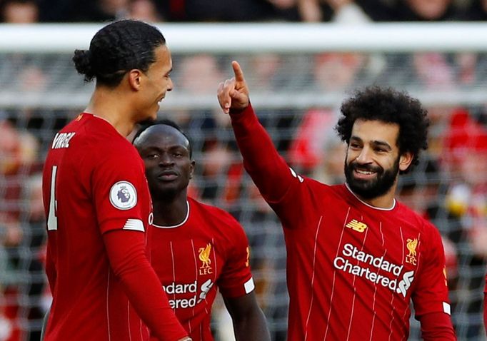 17. kolo anglické Premier League 2019/20, Liverpool - Watford: Mohamed Salah (zleva), Sadio Mané a Virgil van Dijk oslavují gól Liverpoolu.