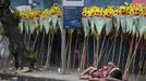 Revellers sleep next to props outside the Sambadrome ahead of the first night of the annual Carnival parade in Rio de Janeiro, February 10, 2013. REUTERS/Sergio Moraes (BRAZIL - Tags: SOCIETY) Published: Úno. 10, 2013, 10:27 odp.